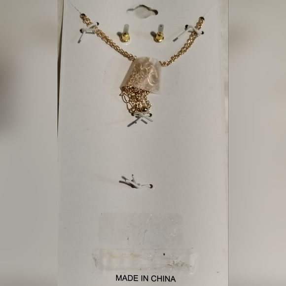 nOir Gold Necklace with Earrings Set Letter E - Picture 2 of 2